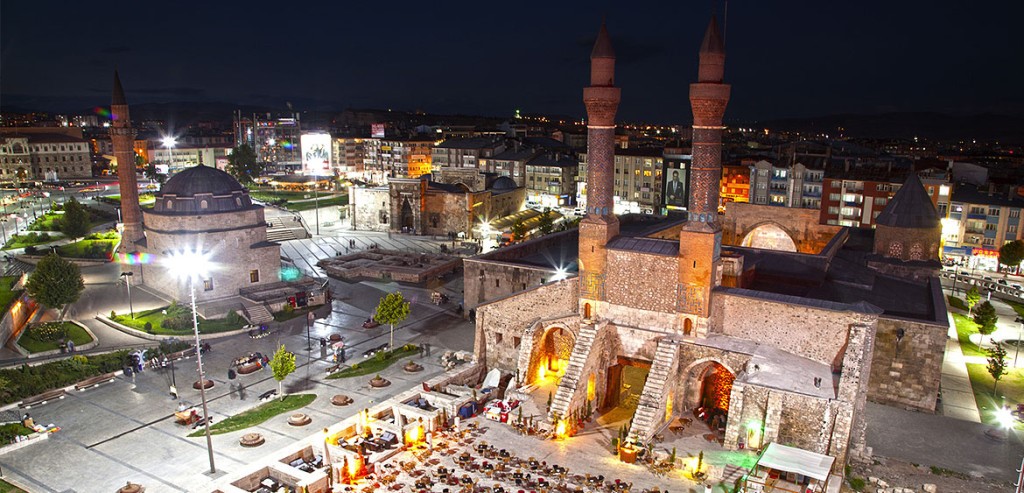sivas ifte minare gece ile ilgili grsel sonucu